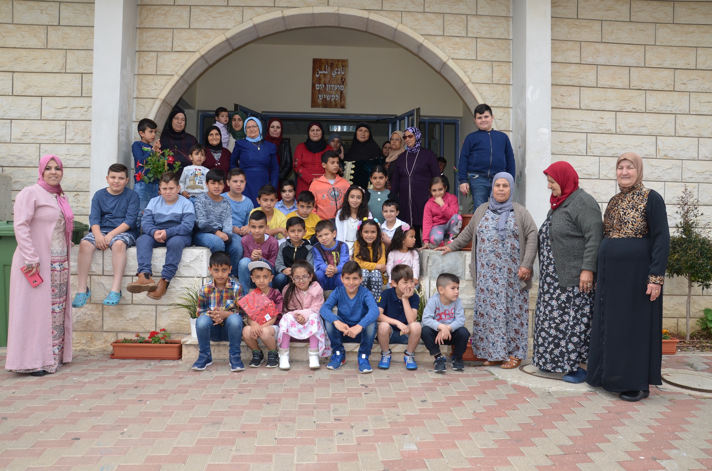 لقاء مؤثر للجدات بالأحفاد والحفيدات في بيت المسن في كوكب ابو الهيجاء في يوم الجدة